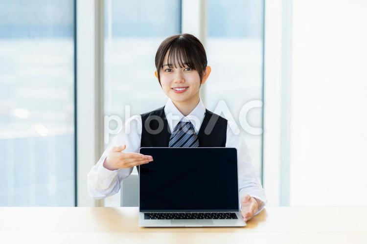 受付の若いビジネスウーマン 受付の若いビジネスウーマン 受付,女性,笑顔の写真素材