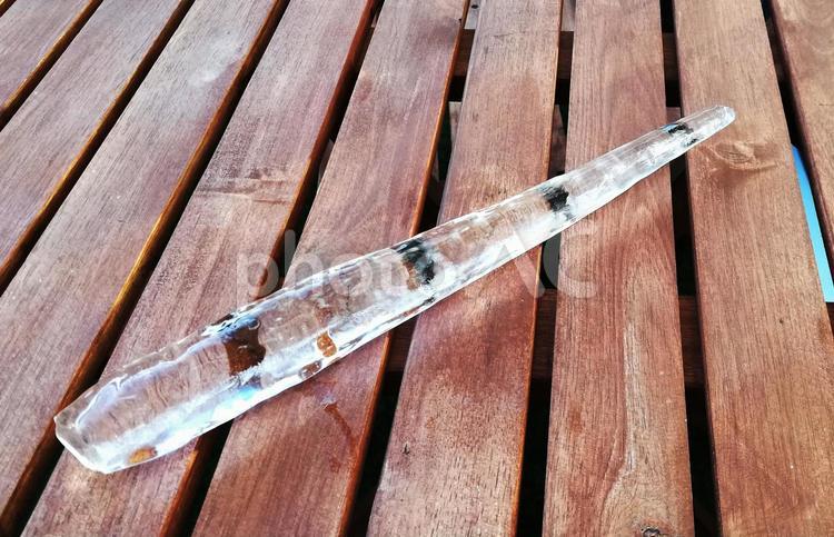 つらら　ツララ　置かれた つらら,ツララ,折れたの写真素材