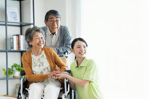 車椅子のシニアの夫婦と介護福祉士 車椅子のシニアの夫婦と介護福祉士 介護,車いす,シニアの写真素材