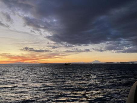 夕暮れの海に浮かぶ船と富士山 富士山,夕暮れ,夕焼けの写真素材
