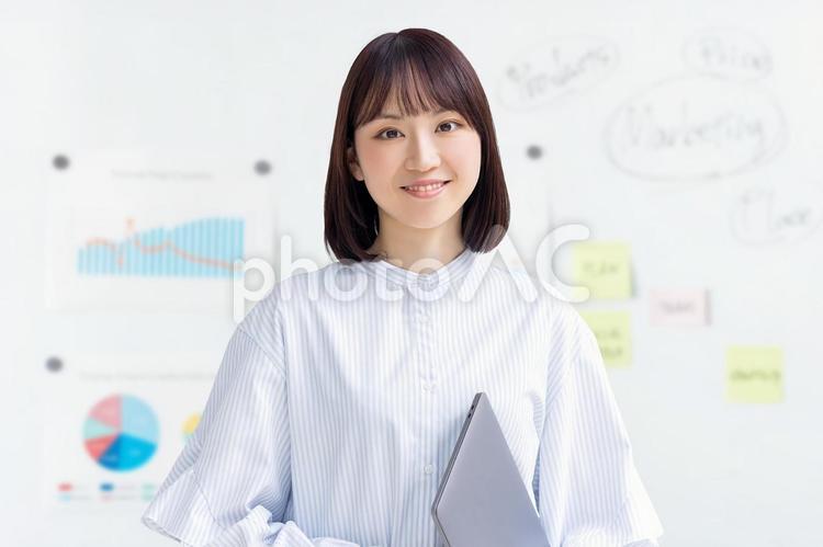 ノートパソコンを持つビジネスウーマン ビジネス,女性,笑顔の写真素材