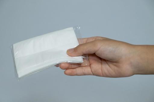 ポケットティッシュを受け渡す手 ポケットティッシュ,手,ティッシュの写真素材