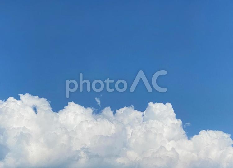 真夏の青空と白い雲 浮く,まぶしい,暑いの写真素材