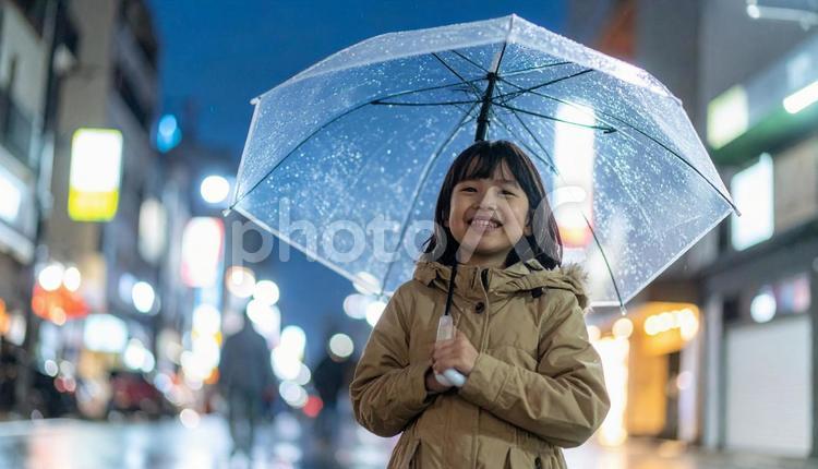 傘を差した子供 雨,傘,梅雨の写真素材