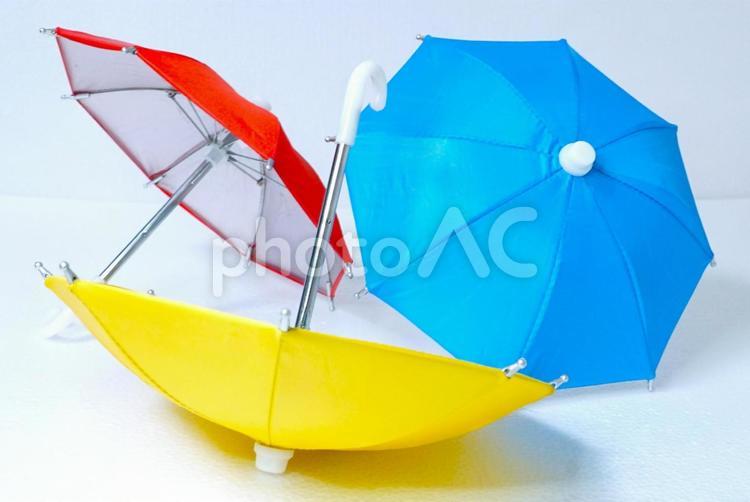 ランダムに置かれた雨傘 傘,梅雨,カラーの写真素材