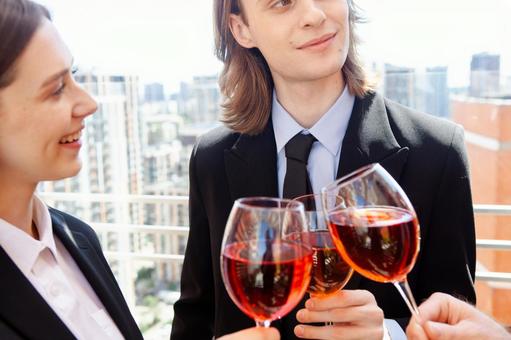 ワイングラスを持ち笑う男女 男女,乾杯,ワイングラスの写真素材