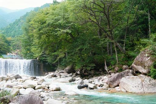 目に優しい緑の渓谷風景 目に優しい緑の渓谷風景の写真
