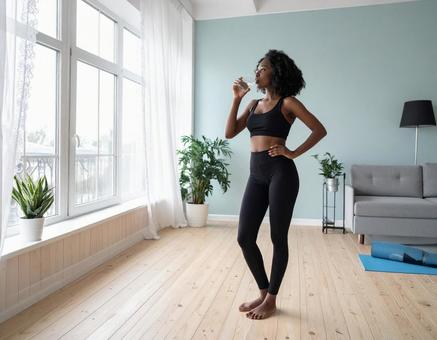 水を飲む女性 水を飲む女性の写真