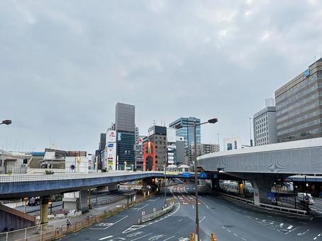 早朝の上野の街並み 歩道橋 早朝の上野の街並み 歩道橋 上野駅正面玄関口,上野駅前,台東区の写真素材