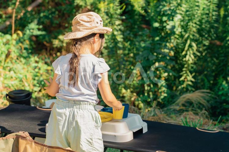 キャンプ場・公園でおままごとをする子供 おままごと,子供,キャンプの写真素材