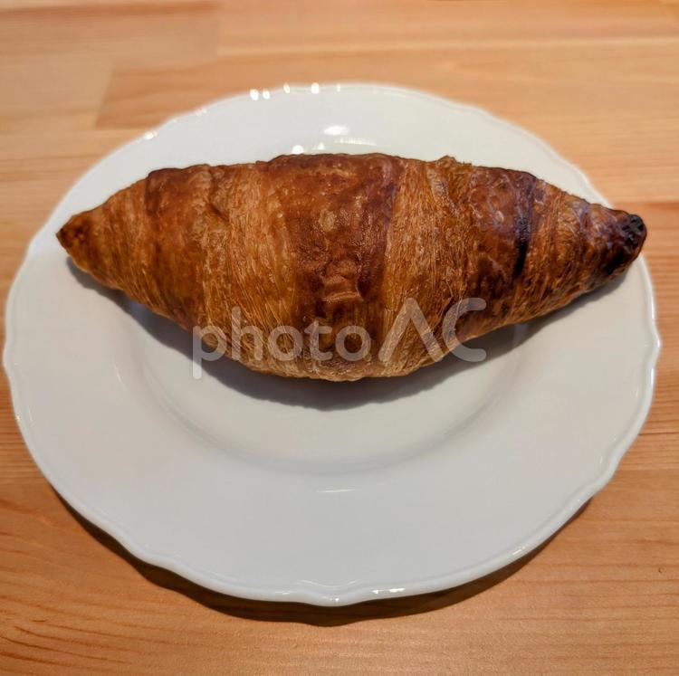 白い皿にのったクロワッサン パン,食べ物,カフェの写真素材