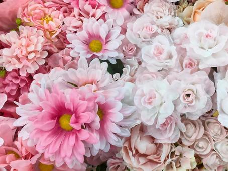 たくさんの白系と薄ピンク系の造花 たくさんの白系と薄ピンク系の造花の写真