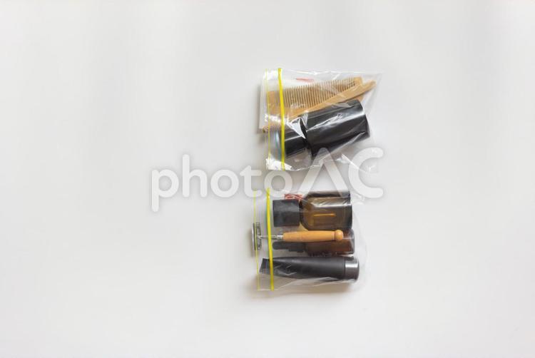 真上から見たジッパー袋の化粧品とくし 化粧品,ジッパー袋,まとめるの写真素材