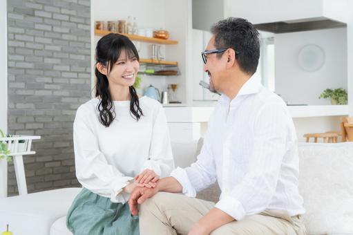 リビングでくつろぐミドルの夫婦 リビングでくつろぐミドルの夫婦 夫婦,家族,ミドルの写真素材