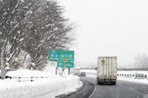 雪の高速道路 雪上走行,タイヤ規制,標識の写真素材