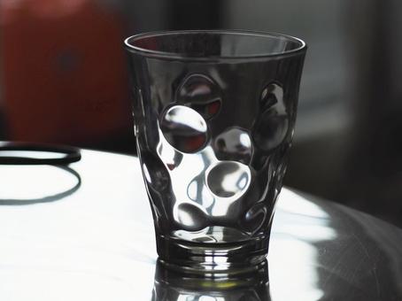 暗い部屋で光グラス グラス,テーブル,飲食店の写真素材