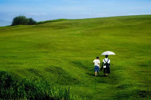 <素材>夏の新緑の山を散歩する親子 <素材>夏の新緑の山を散歩する親子 女性,子供,男性の写真素材