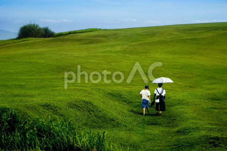 ＜素材＞夏の新緑の山を散歩する親子 女性,子供,男性の写真素材