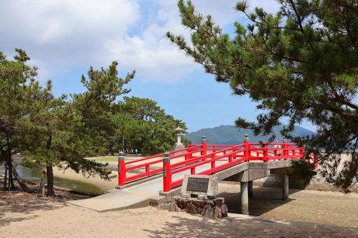 8月中旬のさぬき市津田の松原海水浴場と橋 8月中旬のさぬき市津田の松原海水浴場と橋の写真