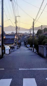 坂道の下には 坂道,住宅地,街並みの写真素材