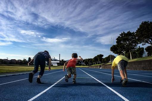 <Material> Parents and children running sprints together at dusk, JPG
