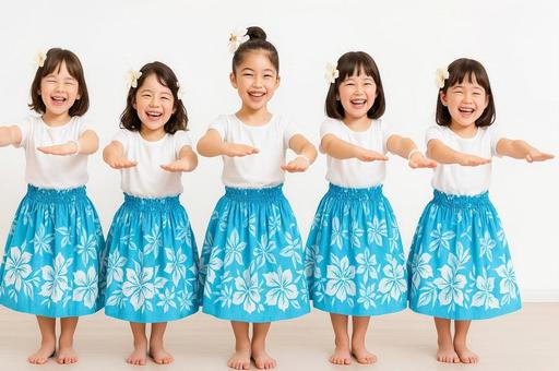 フラダンスを踊る子供たち・ケイキ衣装 フラダンスを踊る子供たち・ケイキ衣装の写真