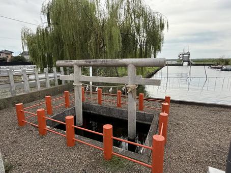 息栖神社　忍潮井　女瓶の写真