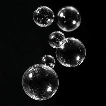 幻想的な光を反射する、水中の泡 幻想的な光を反射する、水中の泡の写真
