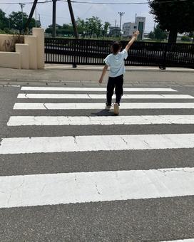 横断歩道を渡る子供 横断歩道を渡る子供 横断歩道,小学生,女の子の写真素材