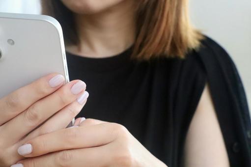 スマホを持つ女性 スマホ,女性,ビジネスの写真素材