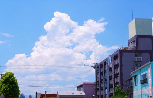 街中の入道雲 街中の入道雲の写真