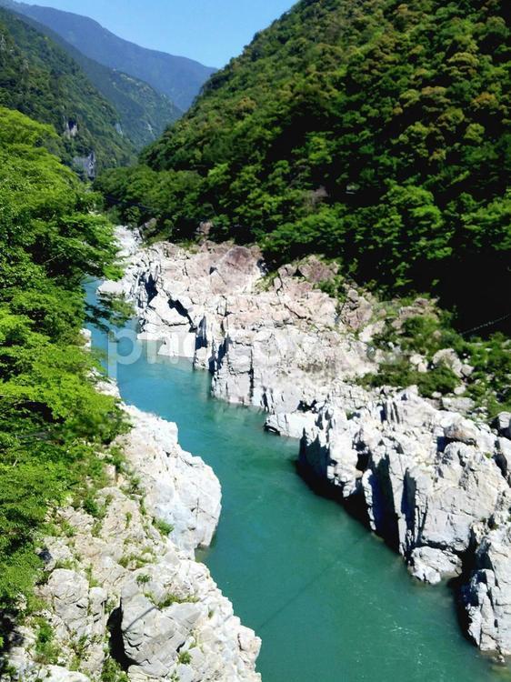 穏やかな日のおおぼけ挟 川,自然,岩肌の写真素材