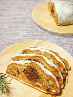 スライスしたシュトーレン シュトーレン,クリスマスシュトーレン,クリスマス菓子の写真素材