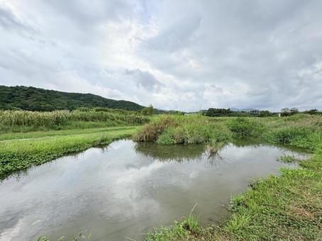 静かに映る水辺の景色 静かに映る水辺の景色 水辺,草原,山の写真素材