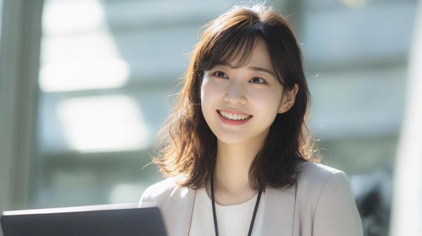 ノートパソコンを使用する女性会社員 ノートパソコンを使用する女性会社員の写真