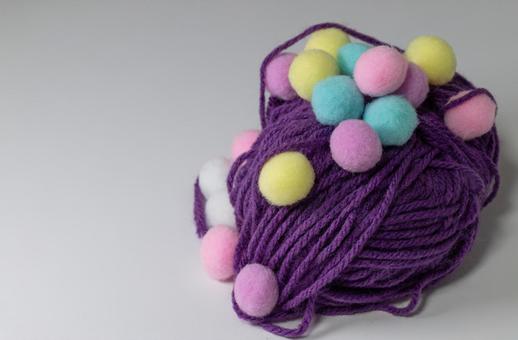紫の毛糸玉とカラフルなポンポン 毛糸玉,ポンポン,紫の写真素材