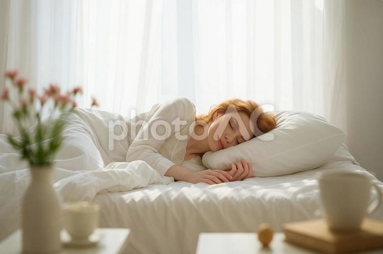 朝日が差し込む寝室で眠る赤毛の女性 女性,睡眠,寝具の写真素材