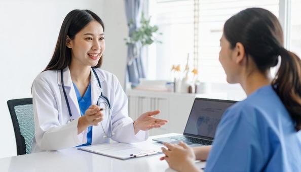 打ち合わせをする女性医療関係者 打ち合わせをする女性医療関係者の写真