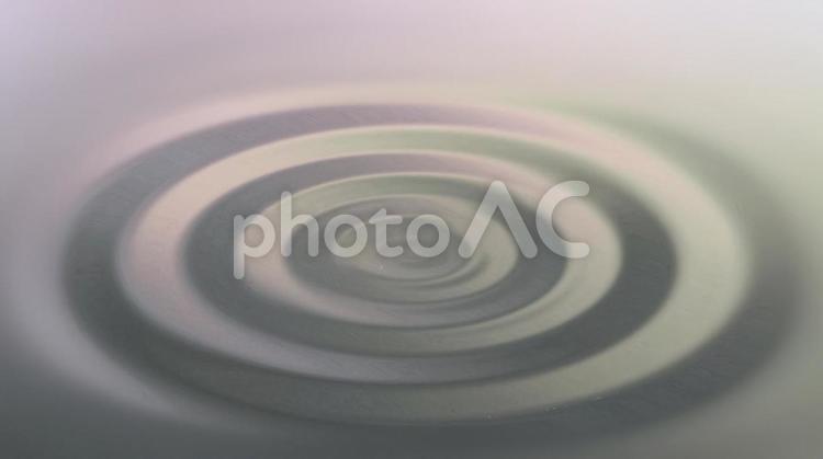 乳白色の水面に映る波紋のテクスチャ 波紋,波,イメージの写真素材