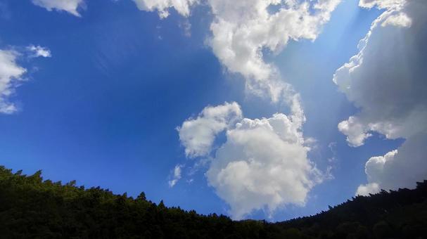夏の空と山の写真