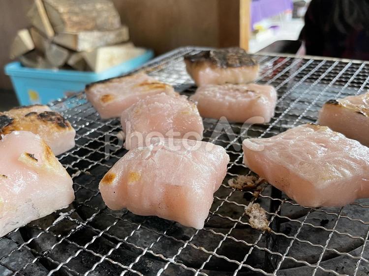 薪ストーブで焼くピンクののし餅と薪 薪ストーブ,餅,お餅の写真素材