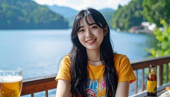 湖畔のテラス席でビール 湖畔のテラス席でビールの写真