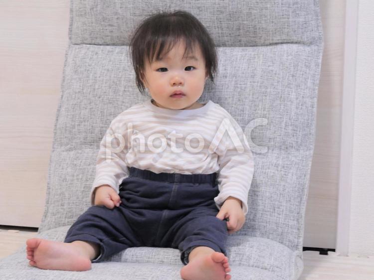 座椅子に座る赤ちゃんのイメージ 座椅子,赤ちゃん,子供の写真素材