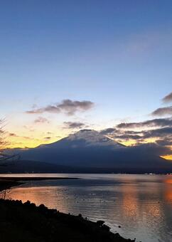 夕焼けの富士山と湖のシルエット 富士山,山中湖,夕焼けの写真素材