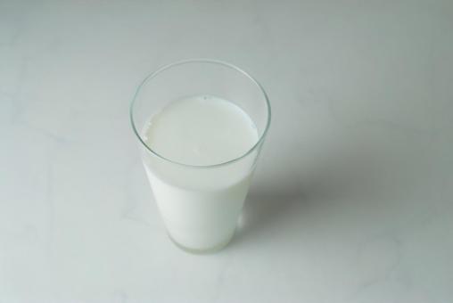 コップに入れた牛乳の上からの写真 コップ,牛乳,milkの写真素材