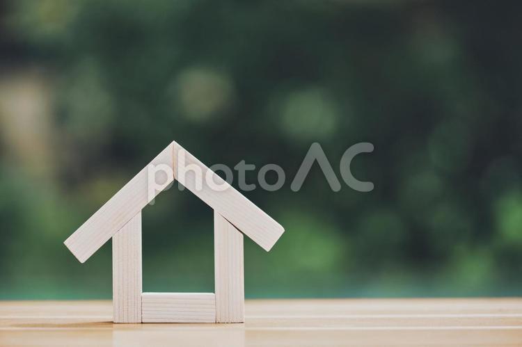 木製の家と緑ぼかし背景 家,住宅,ローンの写真素材