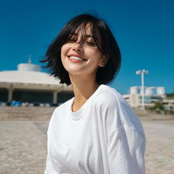 ショートヘアと、美しい笑顔が印象的な女性 ショートヘアと、美しい笑顔が印象的な女性の写真