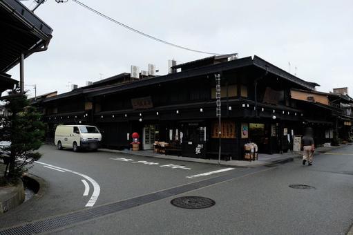 雨上がりの高山の古い町並みの一角、建物 高山,古い町並,雨の写真素材