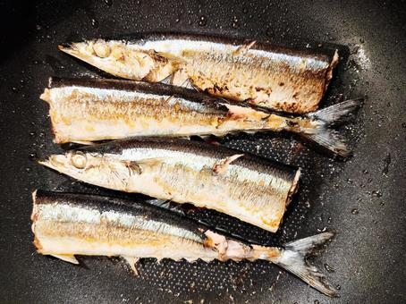 フライパンで焼かれる秋刀魚 フライパンで焼かれる秋刀魚 秋刀魚,魚,魚介類の写真素材