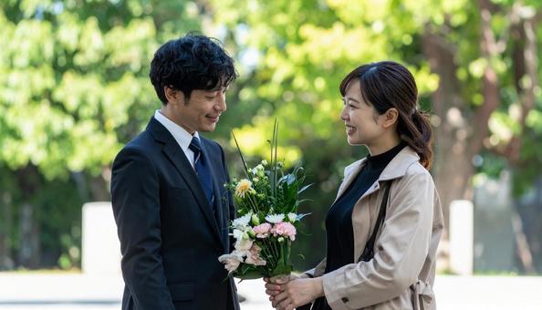 お葬式で笑顔で故人を送る遺族の写真